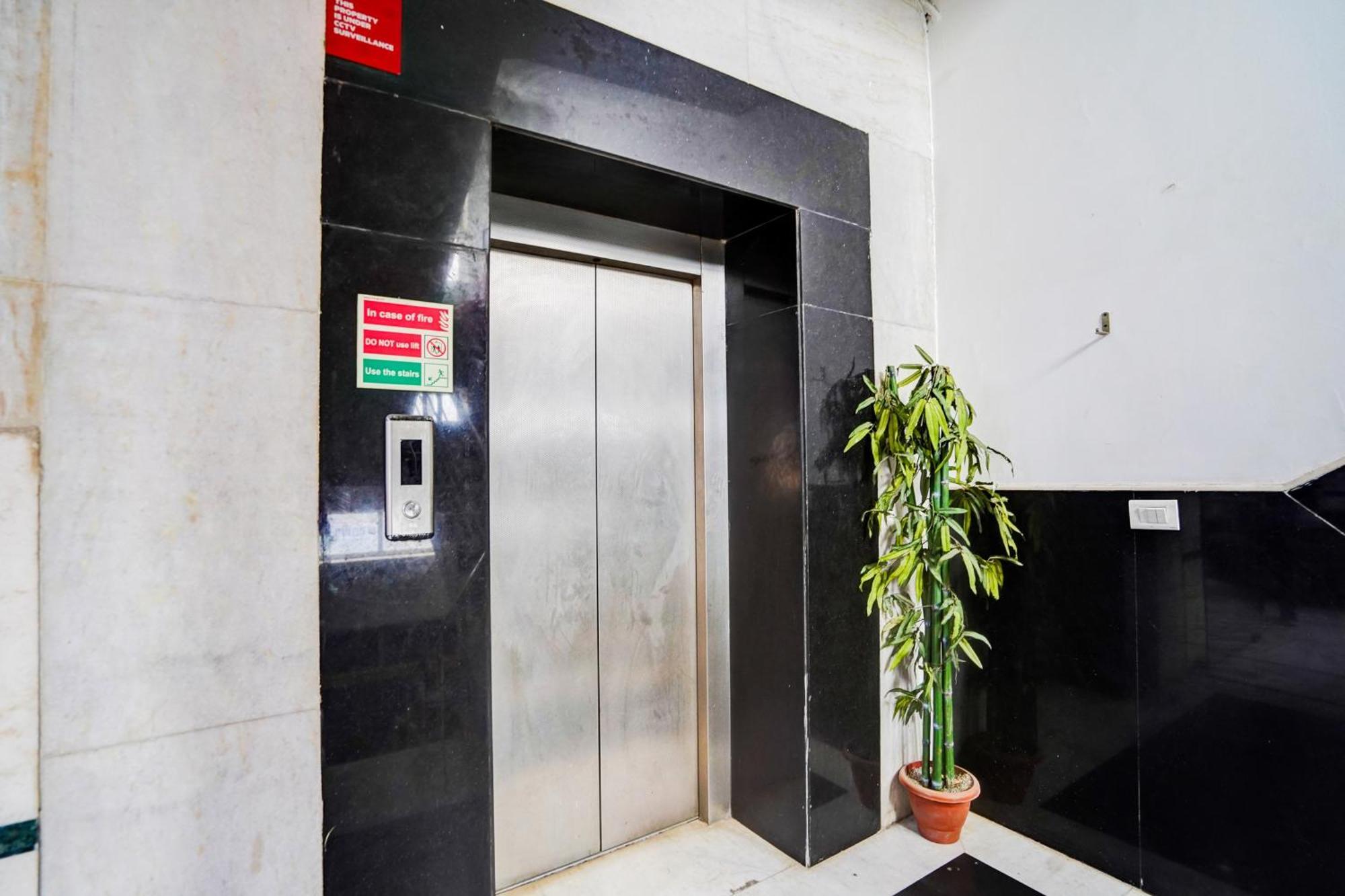 Super Collection O Sector 110 Noida Hotel Bagian luar foto